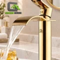 Mezcladora De Lavatorio Dorado Elegante Alta Cascada Curva