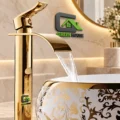 Mezcladora De Lavatorio Dorado Elegante Alta Cascada Curva